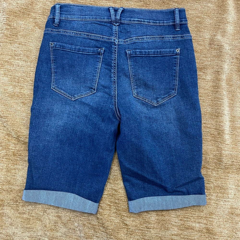 Curve Appeal size 4, denim medium wash, cuffed Bermuda shorts - Picture 7 of 8
